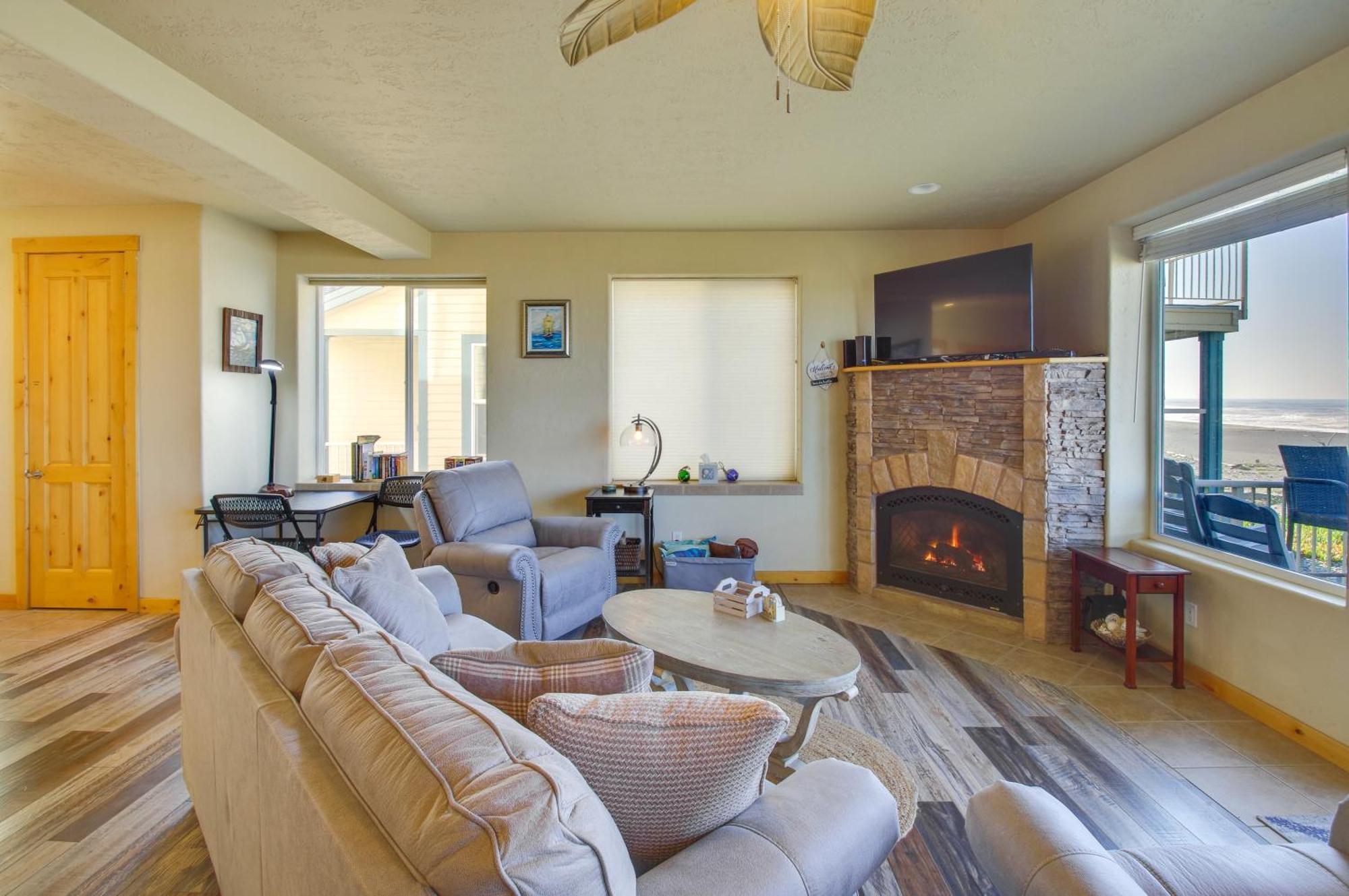 Quiet Waterfront Escape With Hot Tub And Beach Access! Gold Beach Extérieur photo